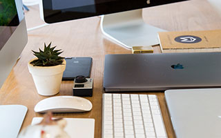 女球员们战罢，全情投入到比赛当中